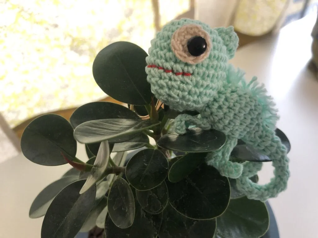 編みぐるみのカメレオン