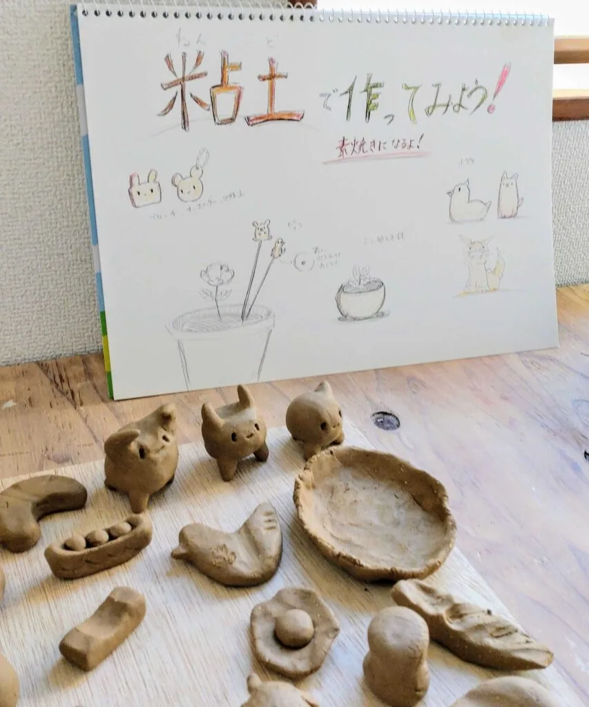 粘土の作品がならんでいる