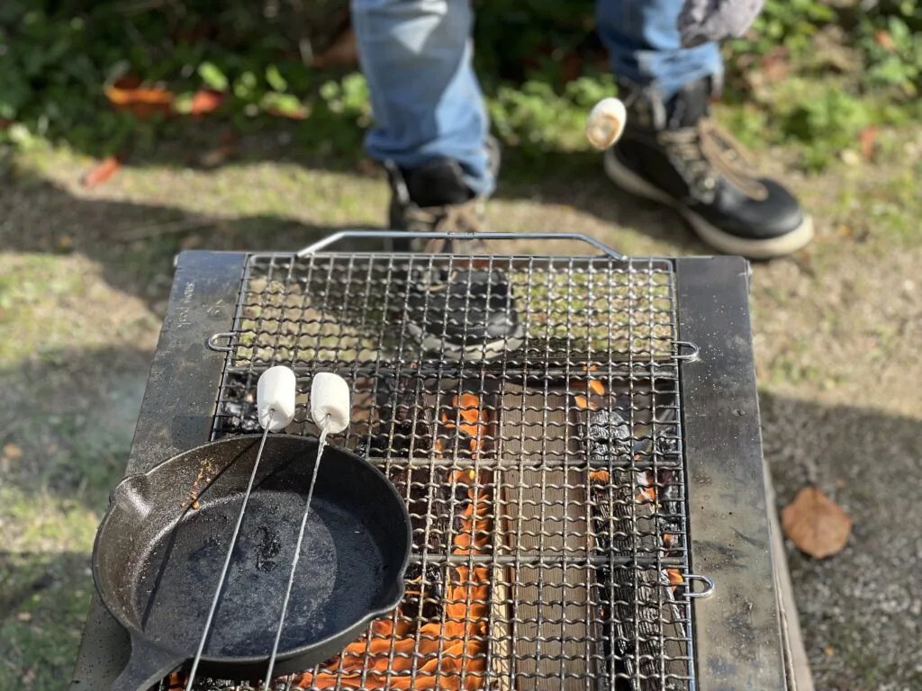 屋外に広げたバーベキューの網