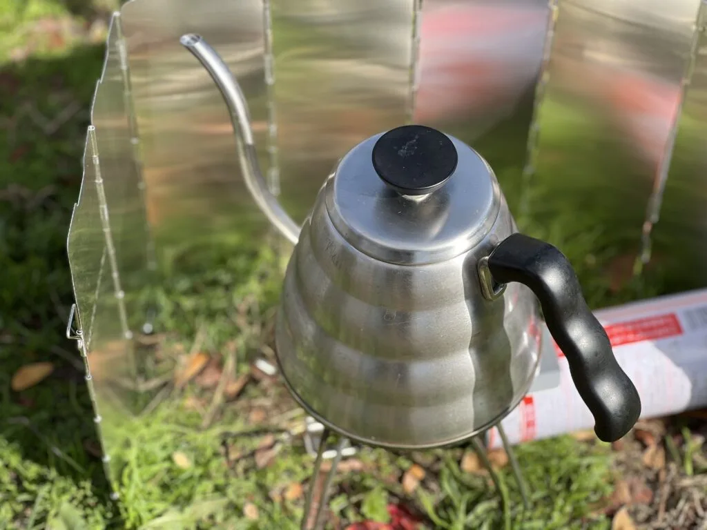 屋外でコーヒーを淹れる