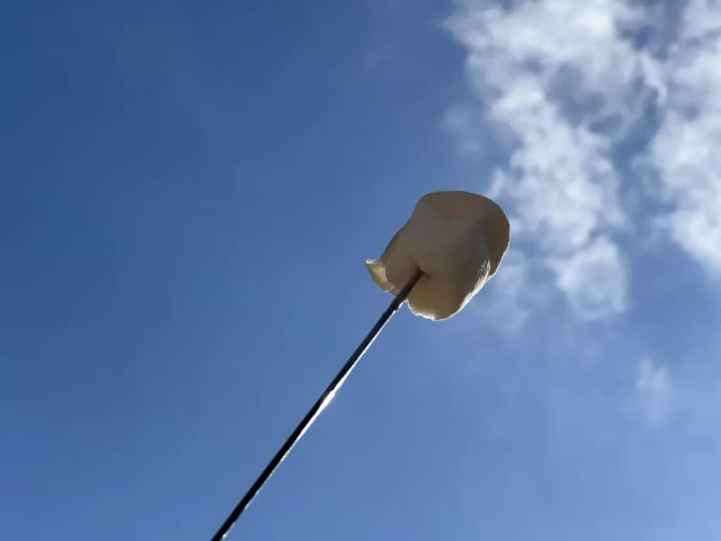 空にかざした焼きマシュマロ