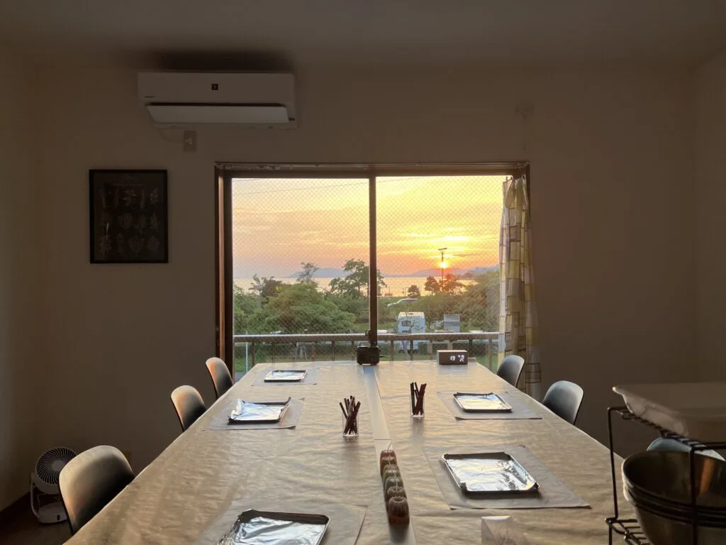 窓から見えた夕日